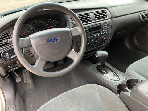 2004 Ford Taurus SE