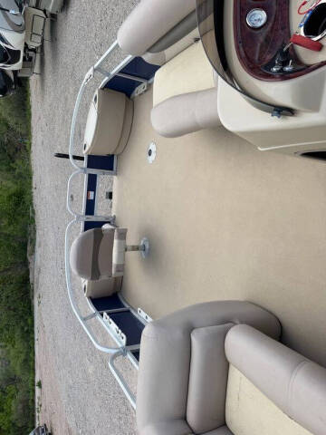 2014 Tracker MARINE FISHIN BARGE