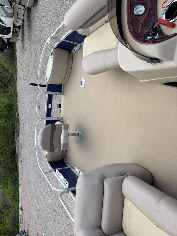 2014 Tracker MARINE FISHIN BARGE