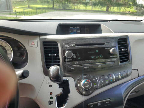 2011 Toyota Sienna SE 8-Passenger