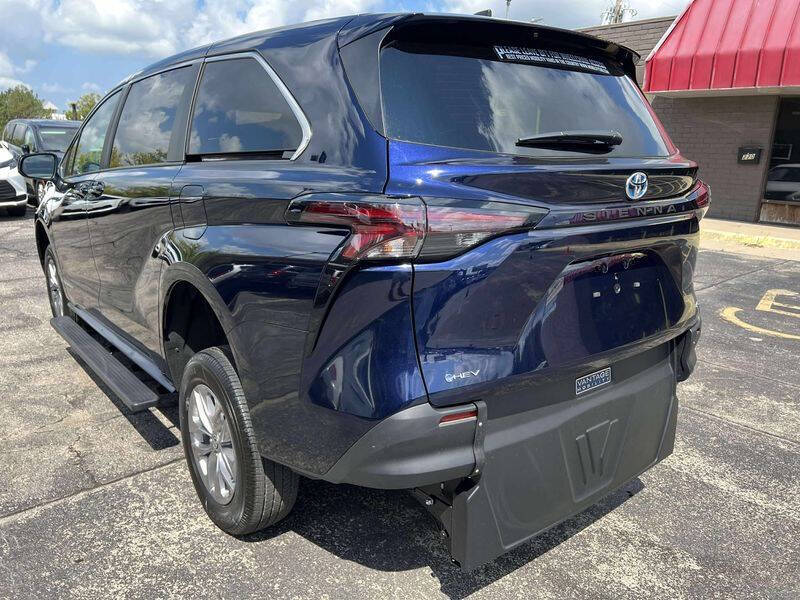 2025 Toyota Sienna LE 8-Passenger