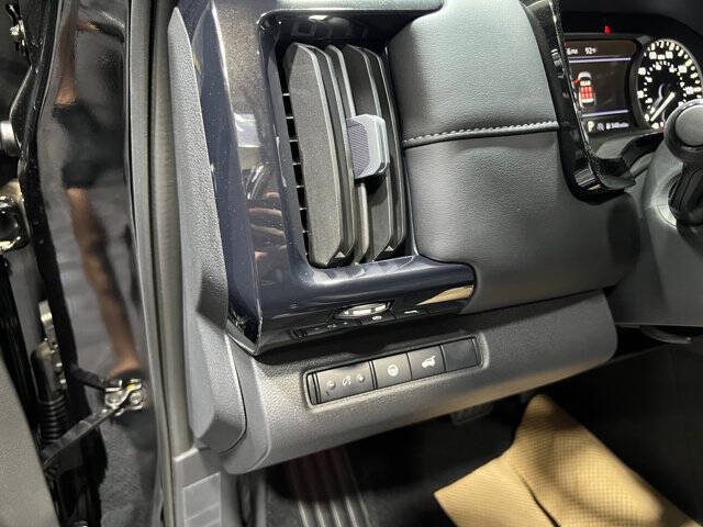 2025 Nissan Pathfinder SV