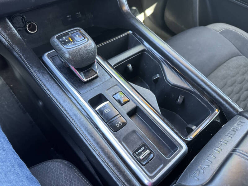 2022 Nissan Pathfinder SV