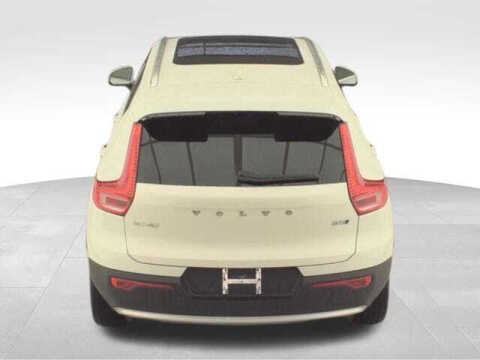 2023 Volvo XC40 B5 Plus Bright Theme