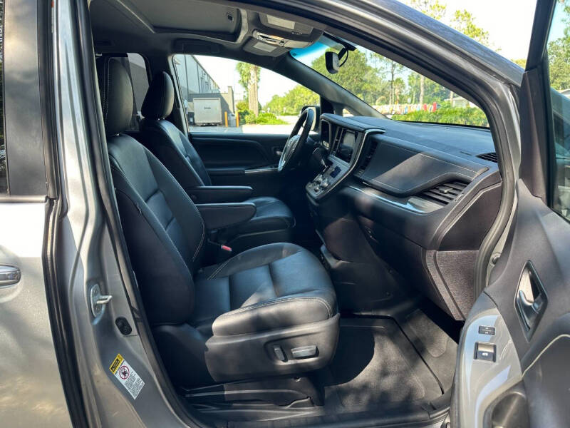 2016 Toyota Sienna SE 8-Passenger