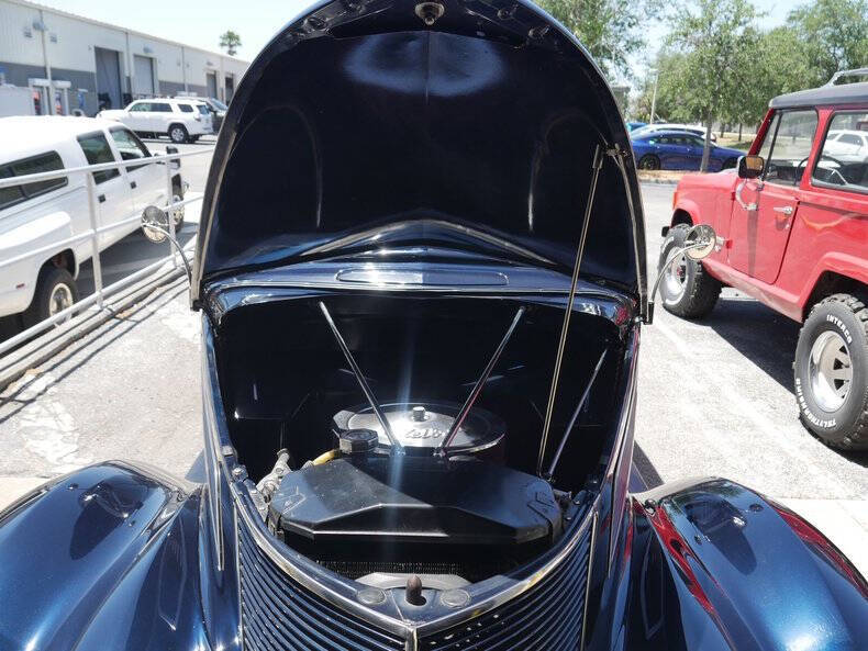 1937 Ford Deluxe