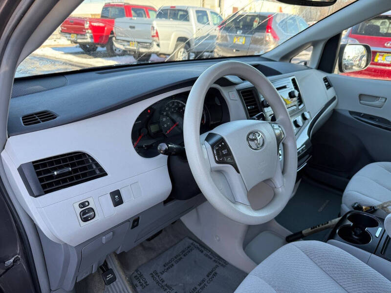 2012 Toyota Sienna LE 8-Passenger