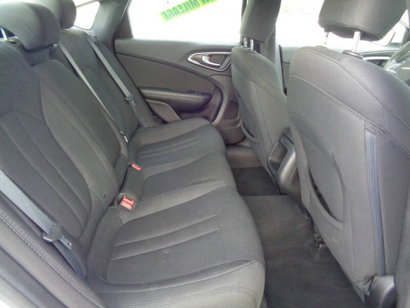 2016 Chrysler 200 LX