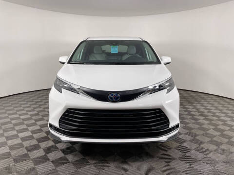 2025 Toyota Sienna LE 8-Passenger