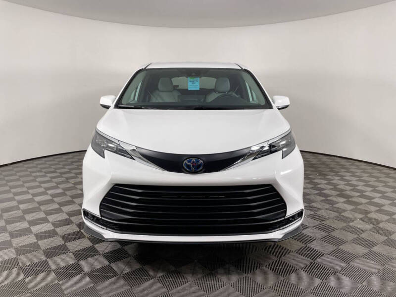 2025 Toyota Sienna LE 8-Passenger