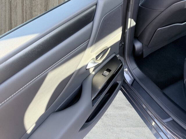 2025 Lexus ES 300h F SPORT Design