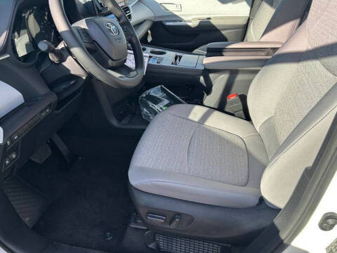 2025 Toyota Sienna LE 8-Passenger