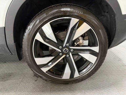 2023 Volvo XC40 B5 Plus Bright Theme