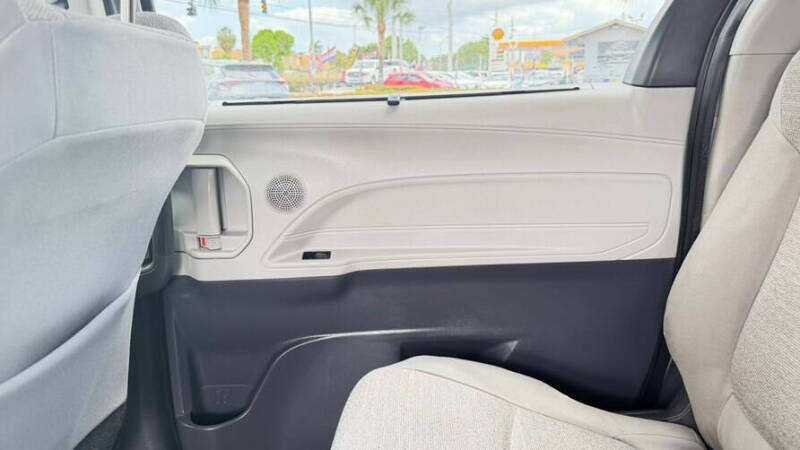2022 Toyota Sienna LE 8-Passenger