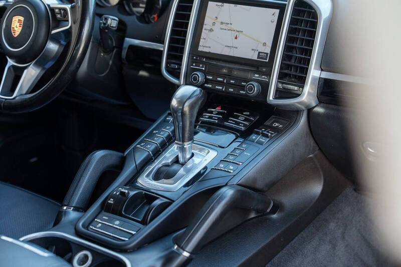 2017 Porsche Cayenne Platinum Edition