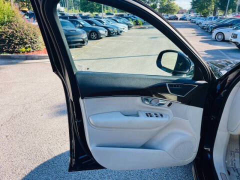 2016 Volvo XC90 T6 Momentum