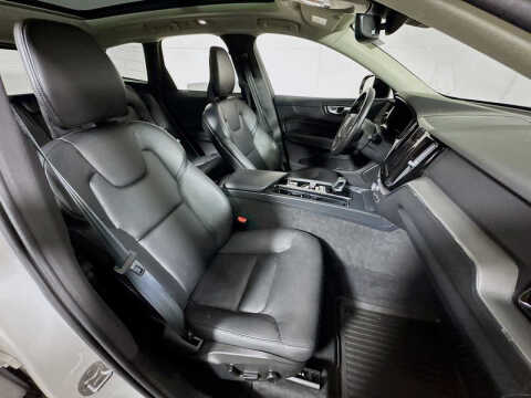 2024 Volvo XC60 B5 Core Dark Theme