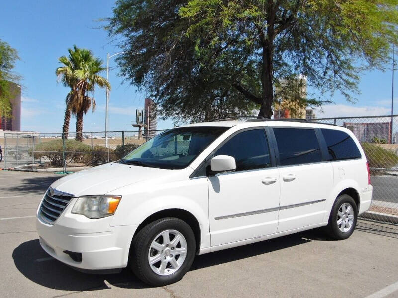 2010 Chrysler Town & Country null photo 2