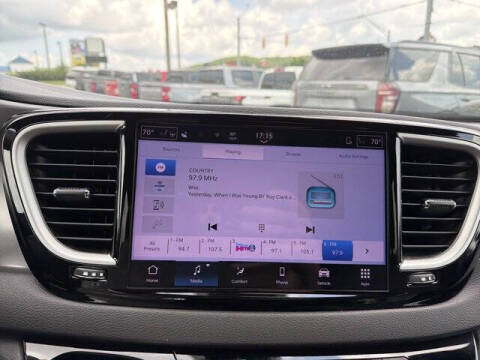 2025 Chrysler Pacifica Select