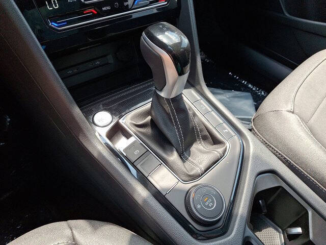 2025 Volkswagen Taos SE Black 4Motion