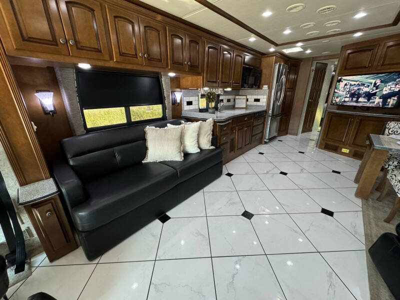 2012 Newmar Dutchstar 4354 ,  450hp, King Bed