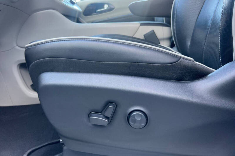 2023 Chrysler Pacifica Plug-In Hybrid Limited