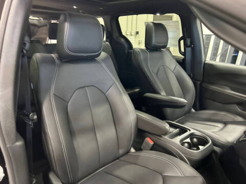 2027 Chrysler Pacifica Select
