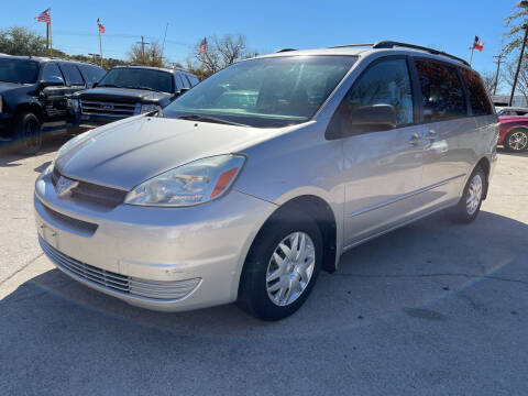 2004 Toyota Sienna for sale at COSMES AUTO SALES in Dallas TX