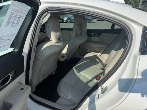 2023 Volvo S60 B5 Plus Dark Theme