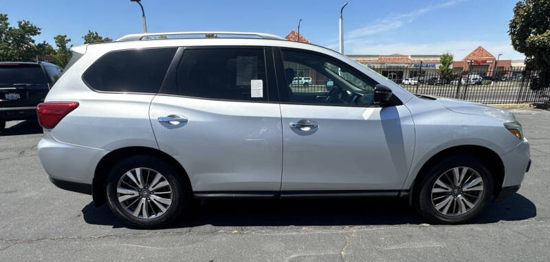 2018 Nissan Pathfinder SV