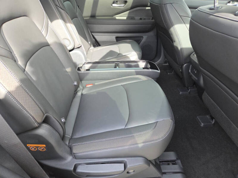 2025 Nissan Pathfinder SL