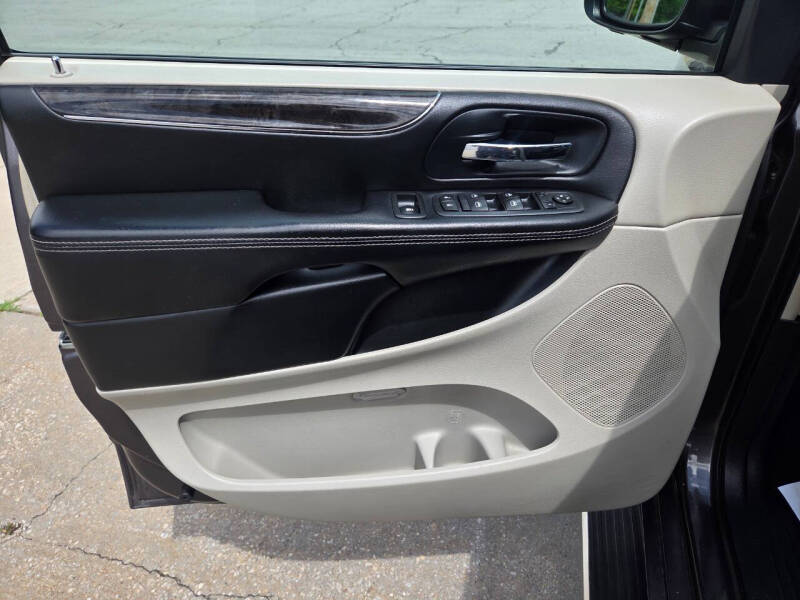 2016 Chrysler Town and Country Touring-L