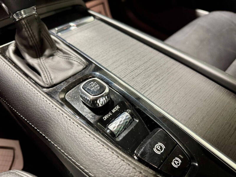 2020 Volvo XC90 T6 Momentum 6-Passenger