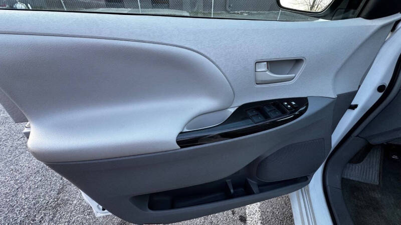 2014 Toyota Sienna LE 8-Passenger