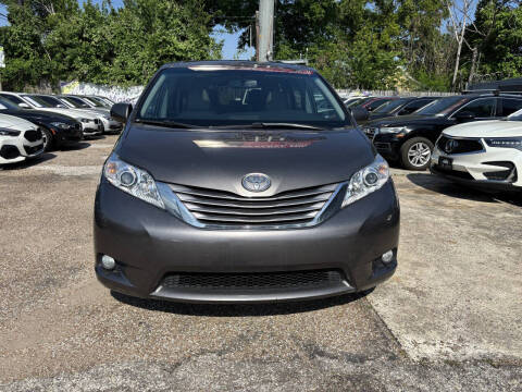 2017 Toyota Sienna XLE 7-Passenger Auto Access Seat