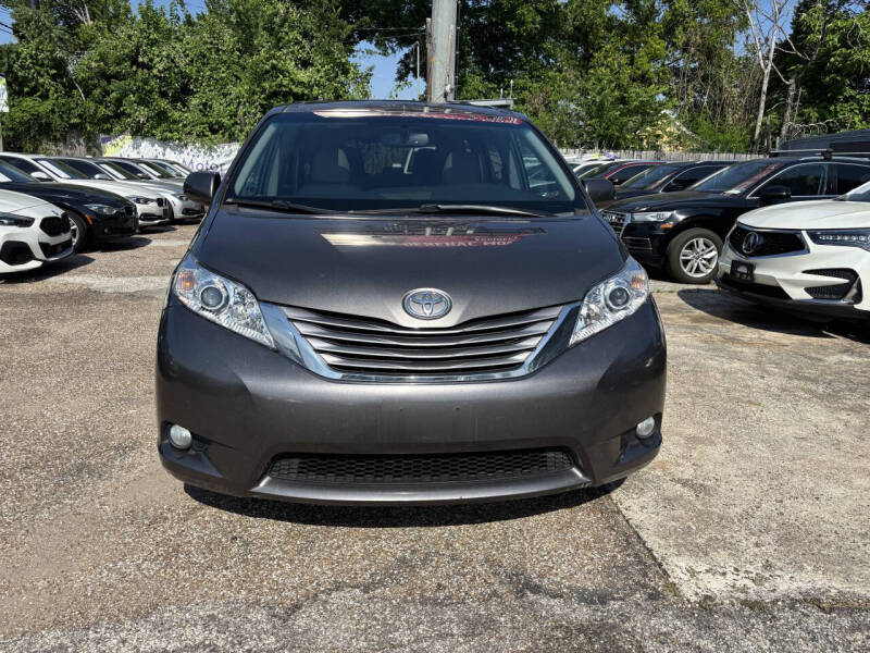 2017 Toyota Sienna XLE 7-Passenger Auto Access Seat