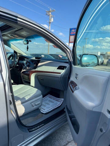 2013 Toyota Sienna XLE 7-Passenger Auto Access Seat