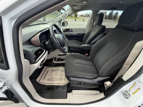 2022 Chrysler Voyager LX