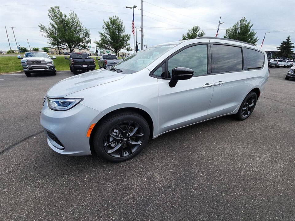 2024 Chrysler Pacifica for sale at Victoria Auto Sales in Victoria, MN