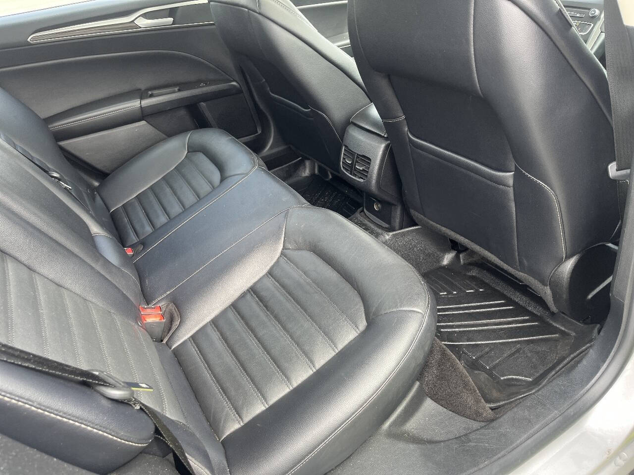 Silver 2018 Ford Fusion SE SE 4dr Sedan 16