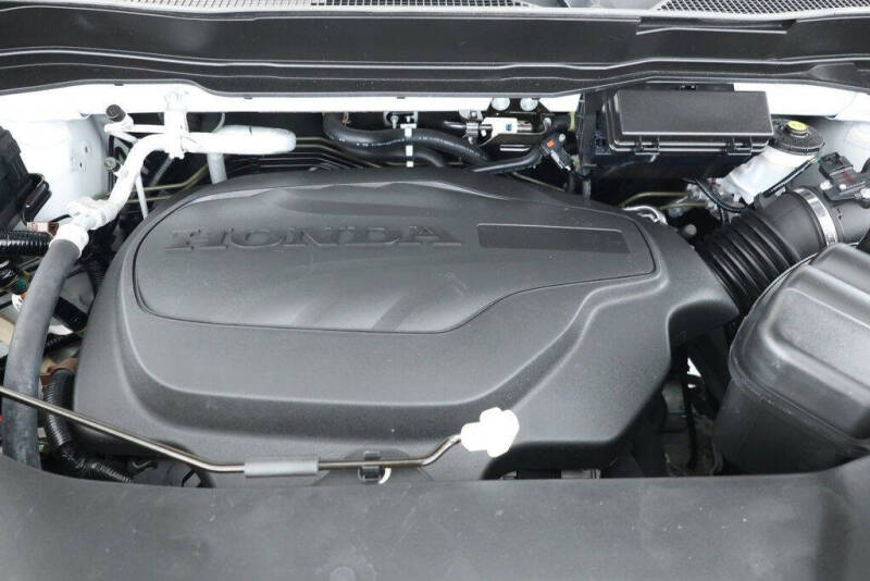 2022 Honda Pilot Touring w/Rear Captain's Chairs