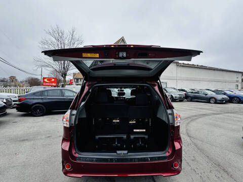 2015 Toyota Sienna SE 8-Passenger