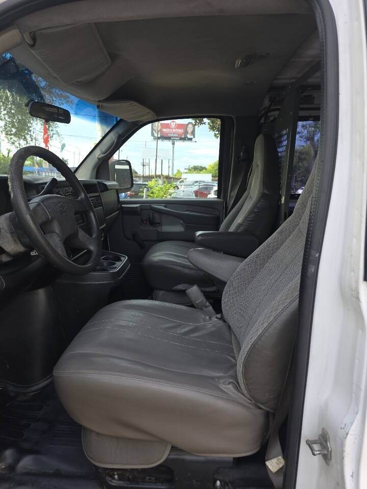 2006 Chevrolet Express 2500 3dr Van - White exterior view 11