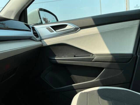 2025 Volkswagen Taos SE 4Motion