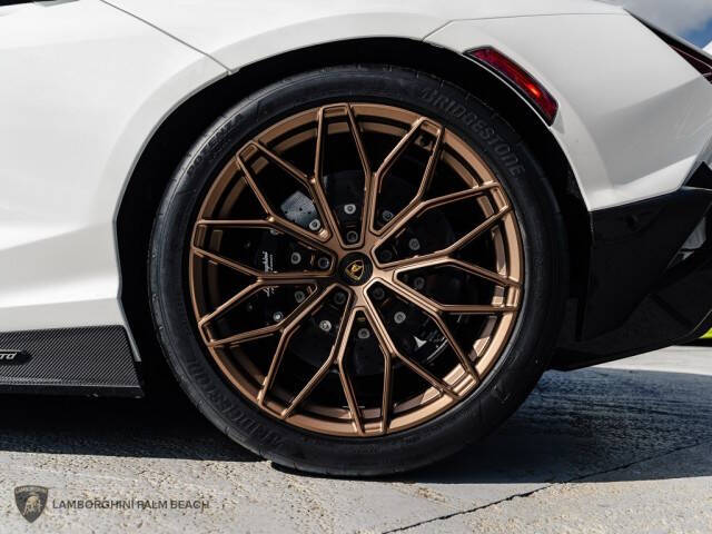 2025 Lamborghini Revuelto