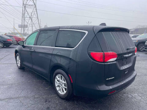 2022 Chrysler Voyager LX