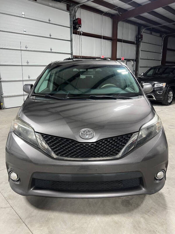 2012 Toyota Sienna SE 8-Passenger