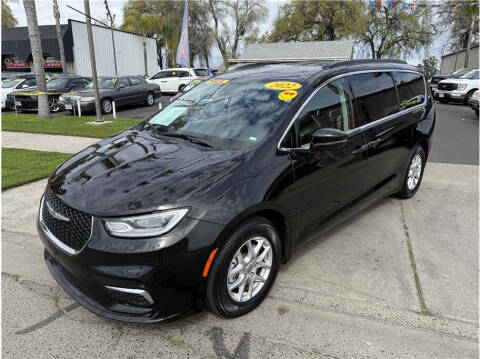2022 Chrysler Pacifica for sale at Dealers Choice Inc in Farmersville CA
