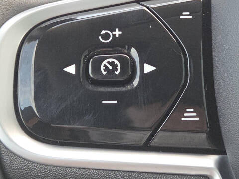 2022 Volvo XC90 T6 Momentum 6-Passenger