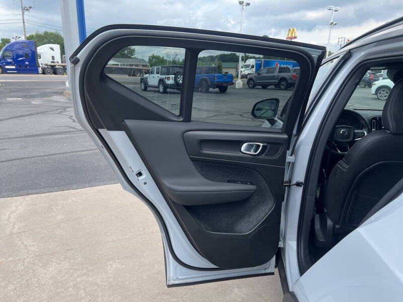 2022 Volvo XC40 T5 R-Design